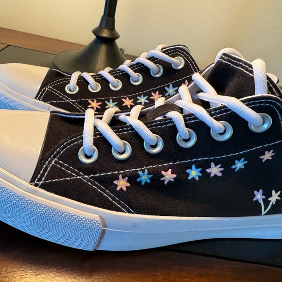 Almost new sneaker flowers size 10 - Picture 2 of 10